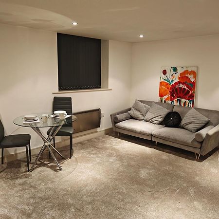 Lovely 1 Bedroom Apartment With Free Parking & Gym Kirkburton Luaran gambar