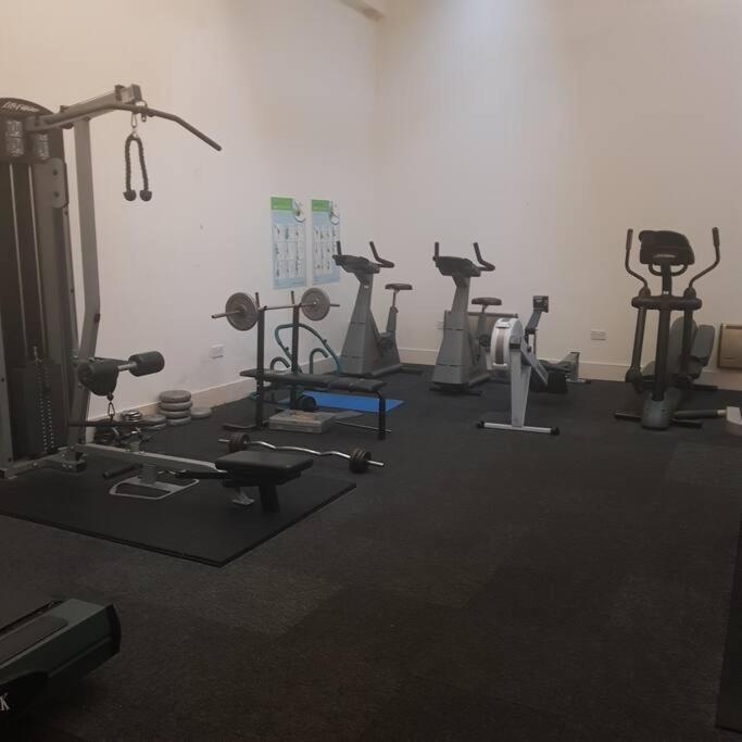 Lovely 1 Bedroom Apartment With Free Parking & Gym Kirkburton Luaran gambar