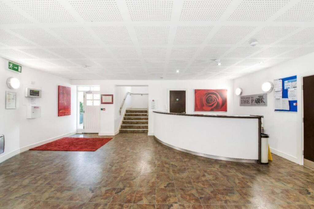 Lovely 1 Bedroom Apartment With Free Parking & Gym Kirkburton Luaran gambar