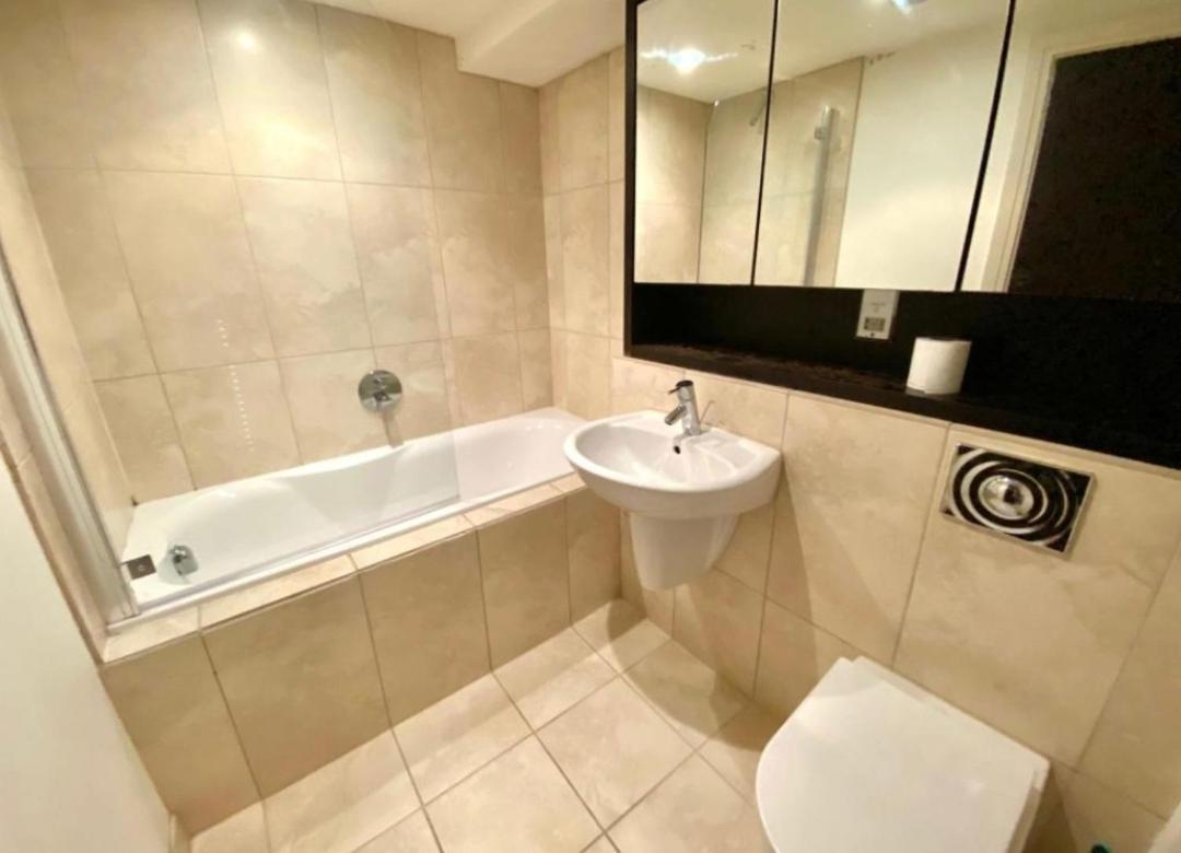Lovely 1 Bedroom Apartment With Free Parking & Gym Kirkburton Luaran gambar