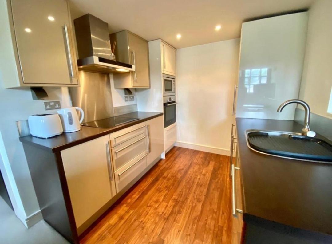 Lovely 1 Bedroom Apartment With Free Parking & Gym Kirkburton Luaran gambar