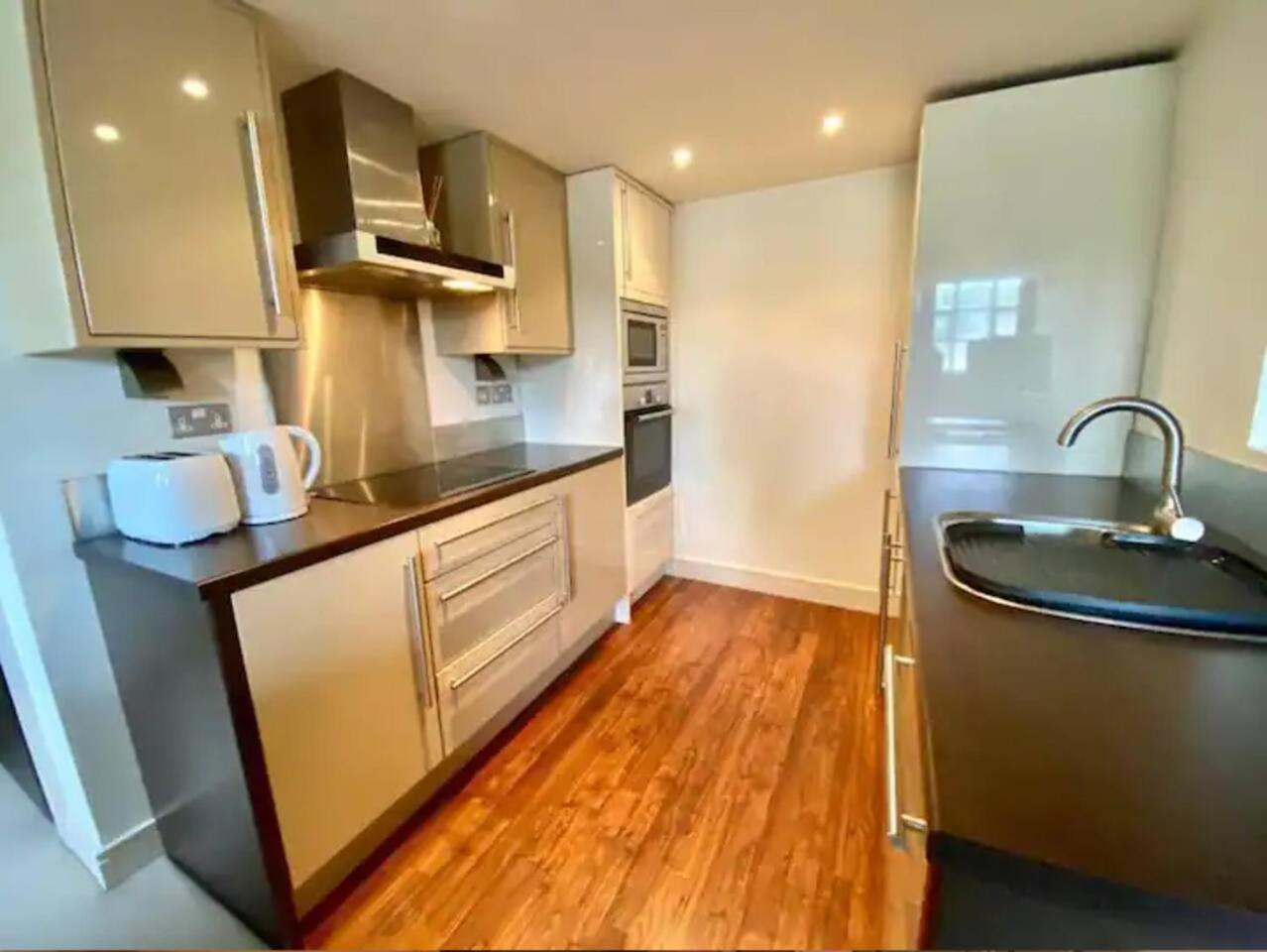 Lovely 1 Bedroom Apartment With Free Parking & Gym Kirkburton Luaran gambar
