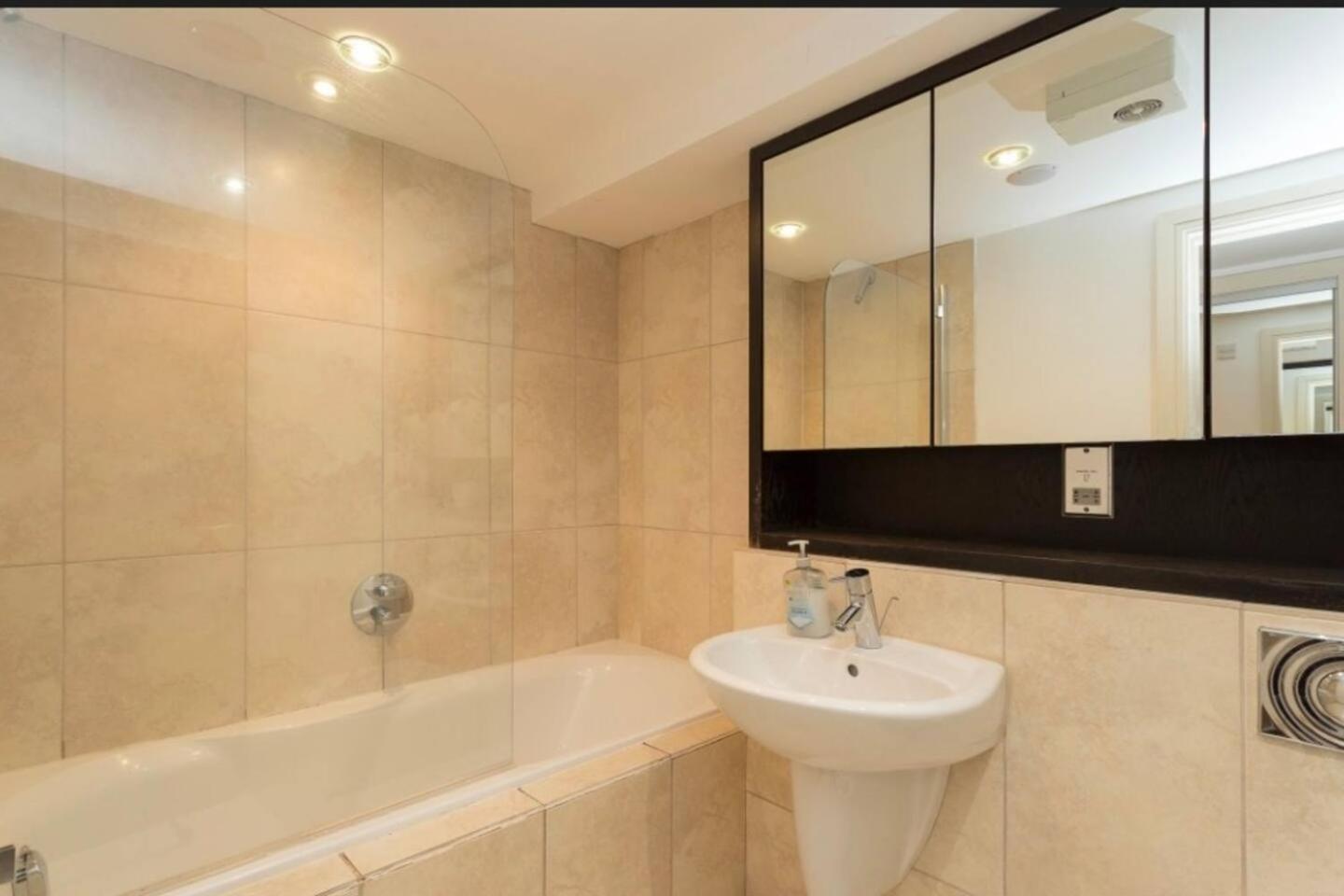 Lovely 1 Bedroom Apartment With Free Parking & Gym Kirkburton Luaran gambar