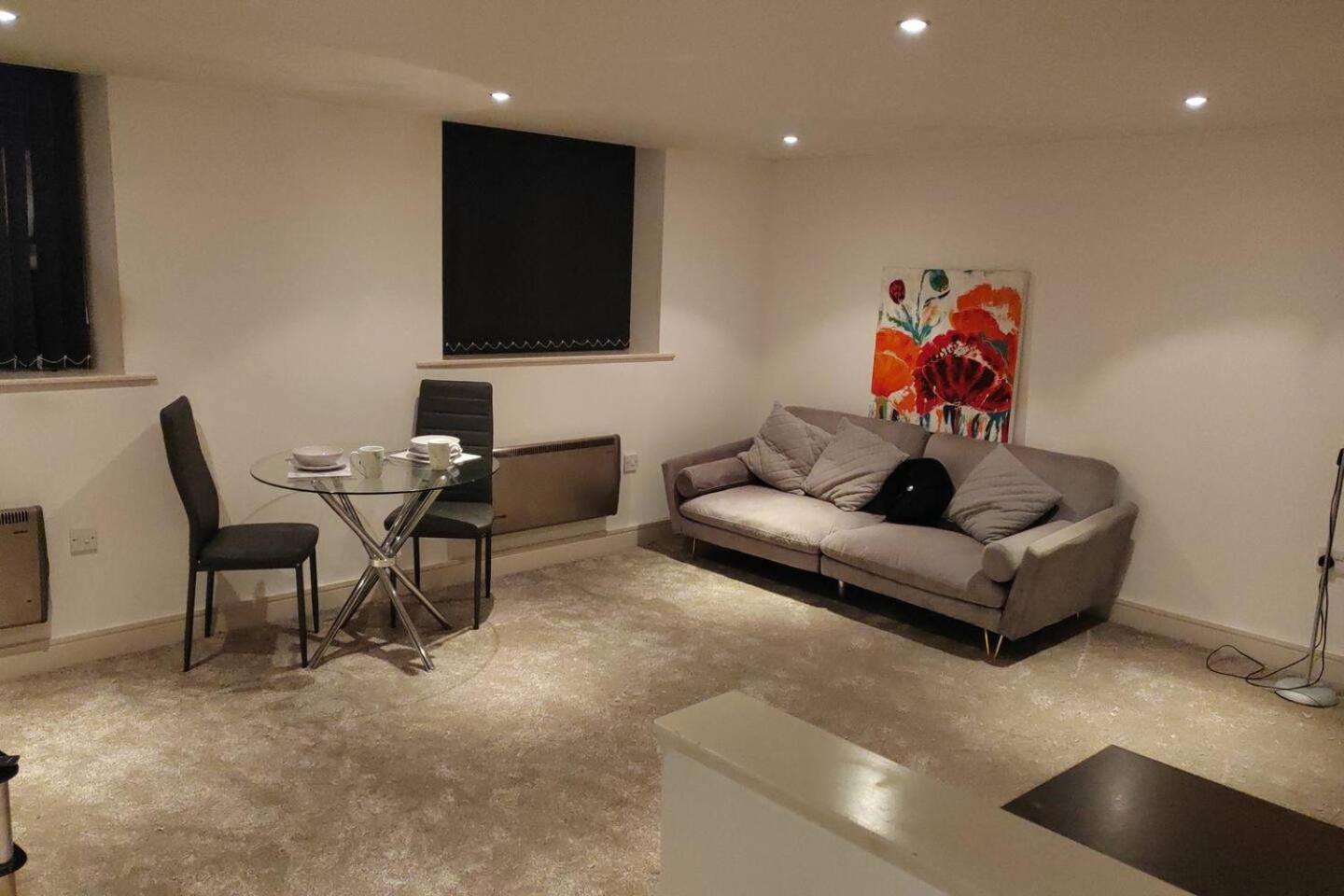 Lovely 1 Bedroom Apartment With Free Parking & Gym Kirkburton Luaran gambar