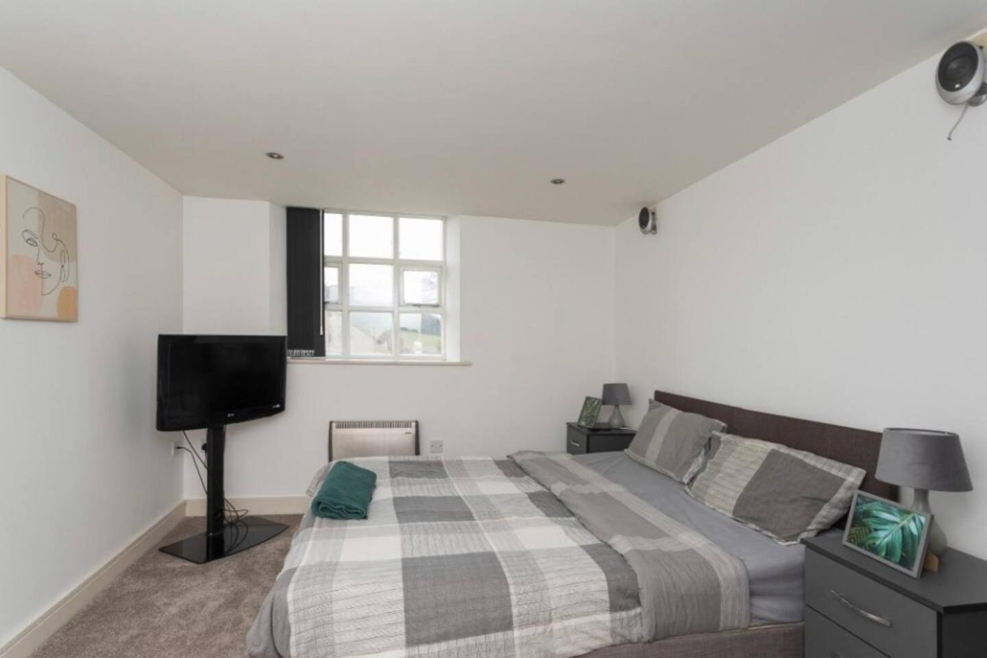Lovely 1 Bedroom Apartment With Free Parking & Gym Kirkburton Luaran gambar