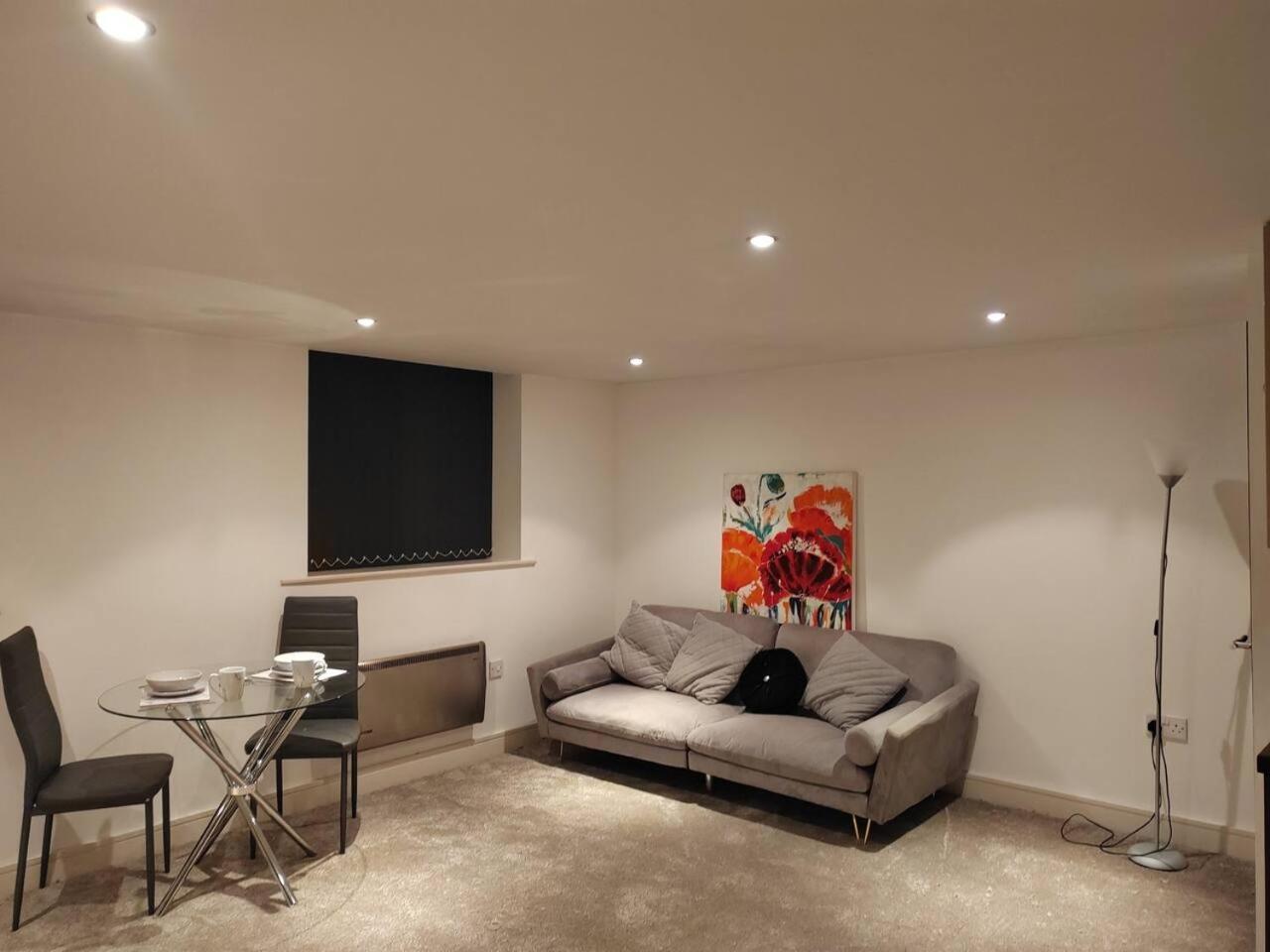 Lovely 1 Bedroom Apartment With Free Parking & Gym Kirkburton Luaran gambar