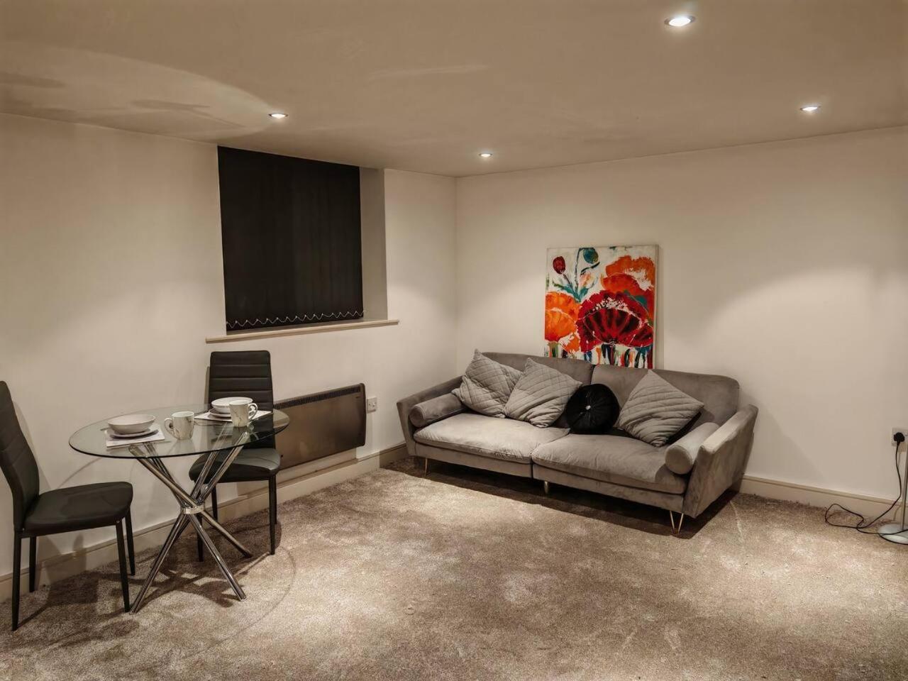Lovely 1 Bedroom Apartment With Free Parking & Gym Kirkburton Luaran gambar