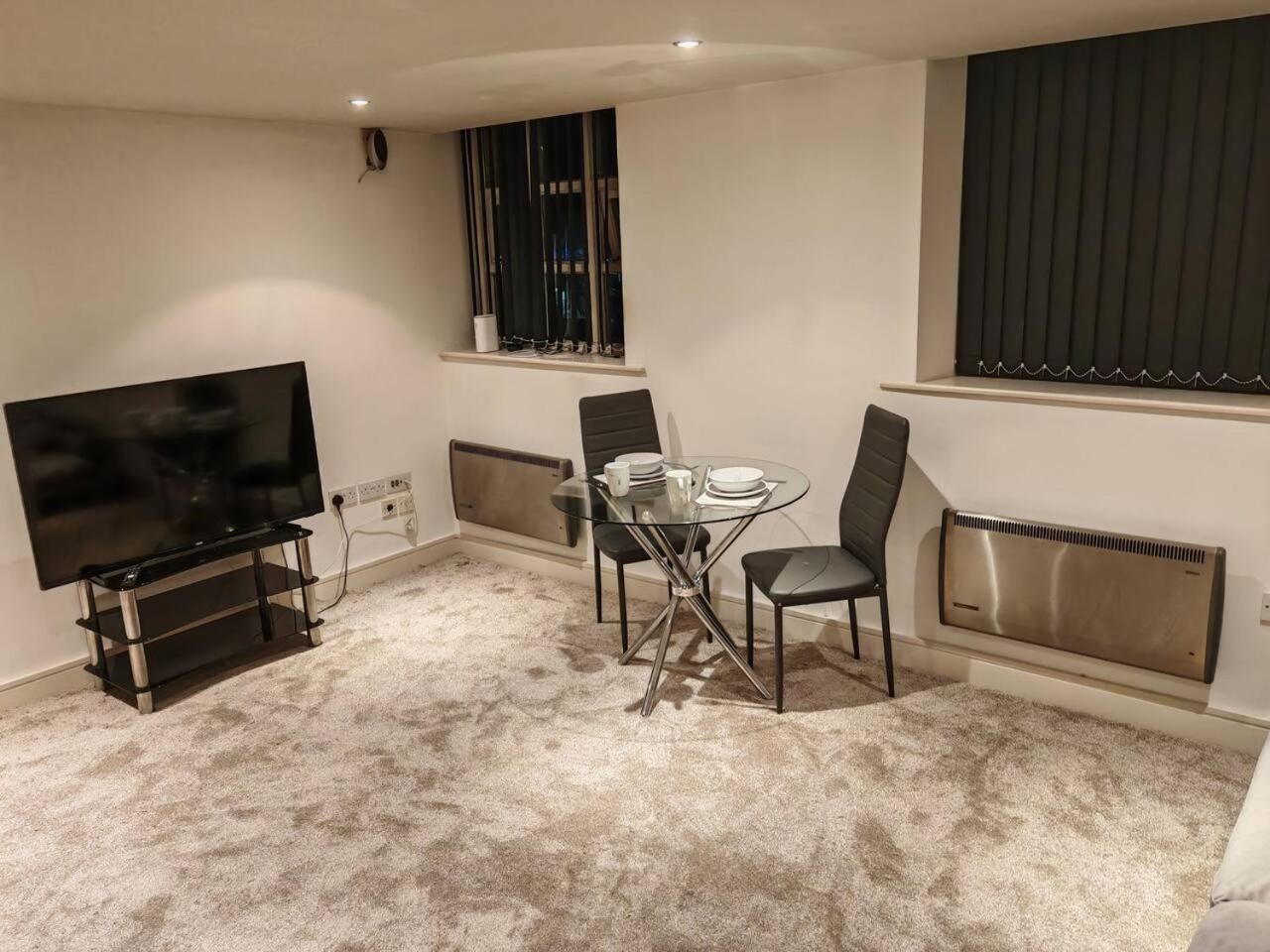 Lovely 1 Bedroom Apartment With Free Parking & Gym Kirkburton Luaran gambar