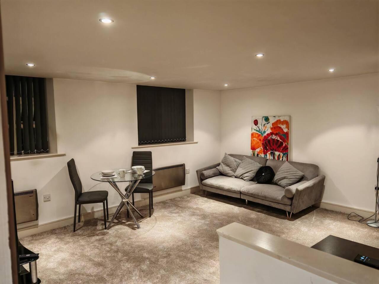Lovely 1 Bedroom Apartment With Free Parking & Gym Kirkburton Luaran gambar