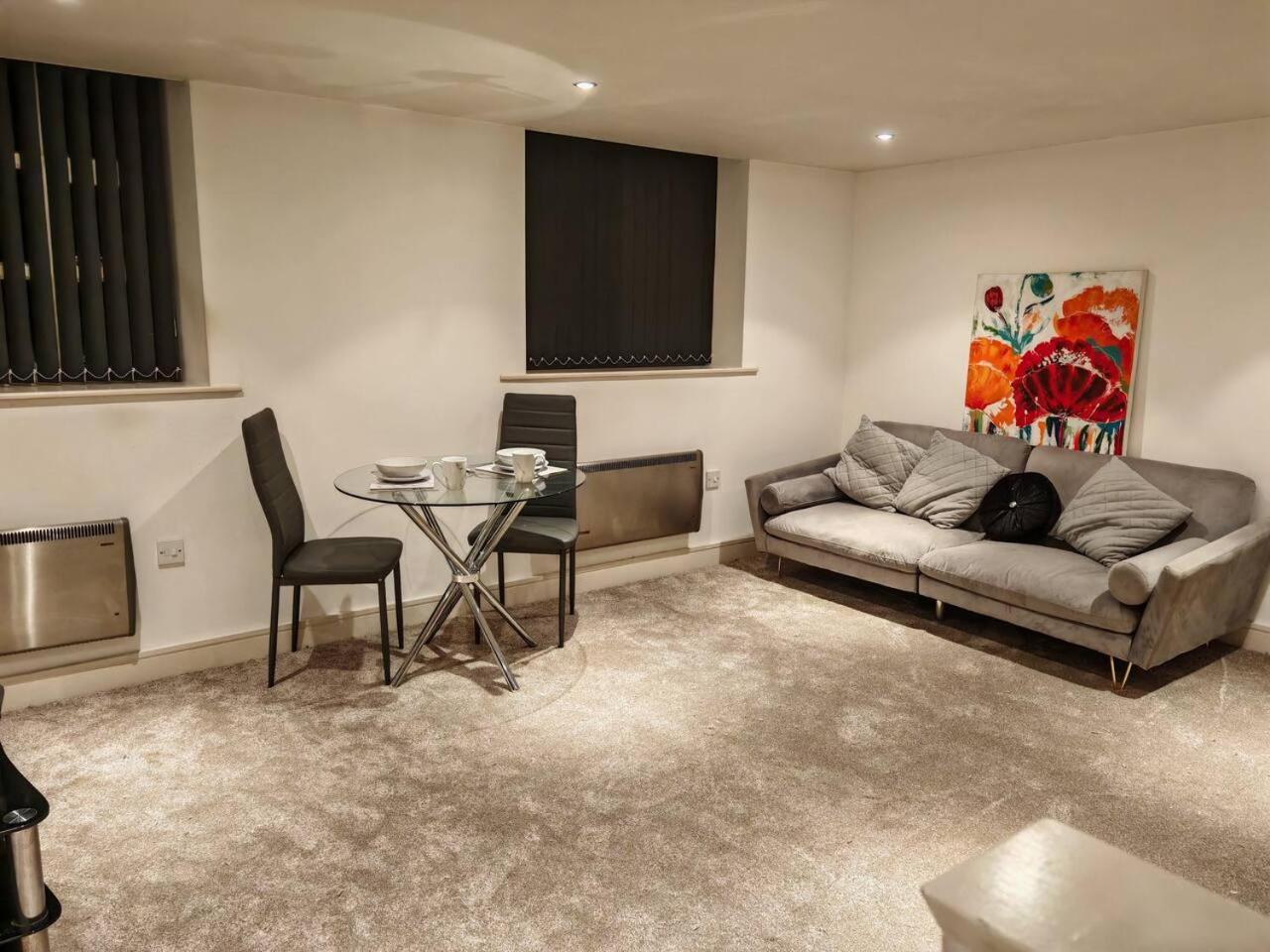 Lovely 1 Bedroom Apartment With Free Parking & Gym Kirkburton Luaran gambar